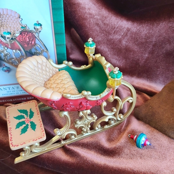 Hallmark Santa's sleigh ornament - Picture 3 of 4